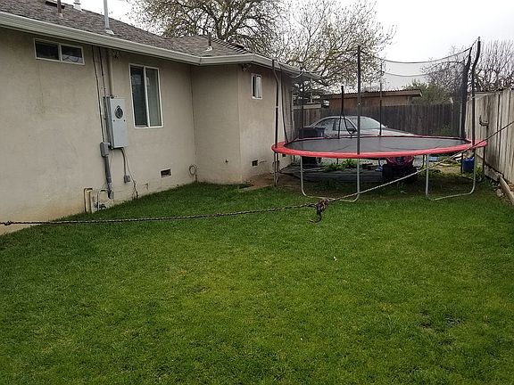 3rd image of 2531 Holly Dr