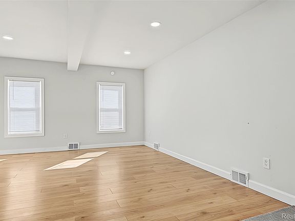 5th image of 13725 Leonard Ave
