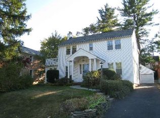 32 Valley View Rd, Great Neck, NY 11021