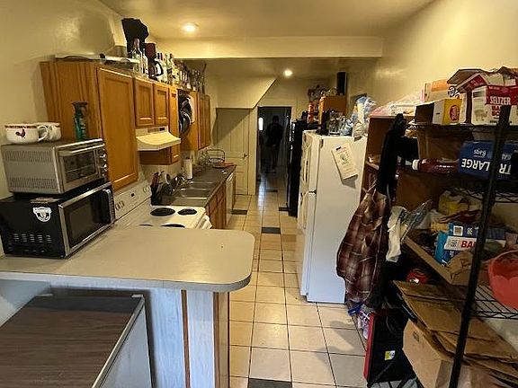 4th image of 412 N 12th Ave E