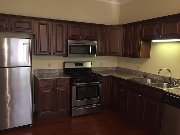 Spacious kitchen - all stainless appliances