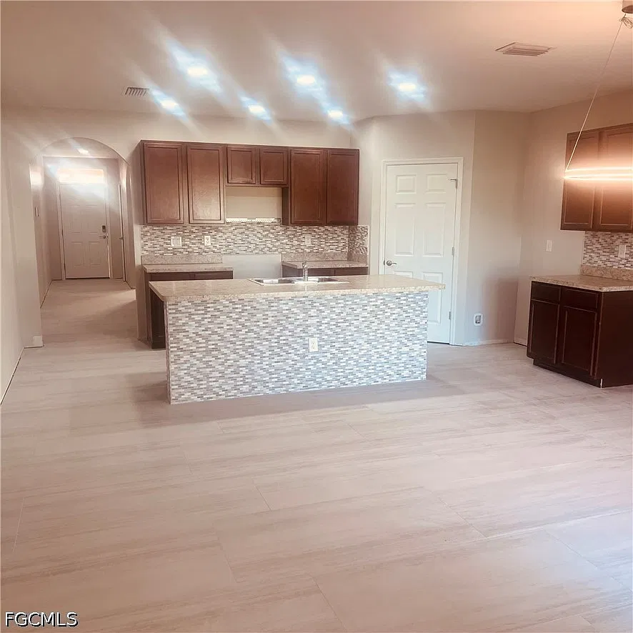 4 bed, 2.0 bath, 1828 sqft, $2,600 — Photo 2