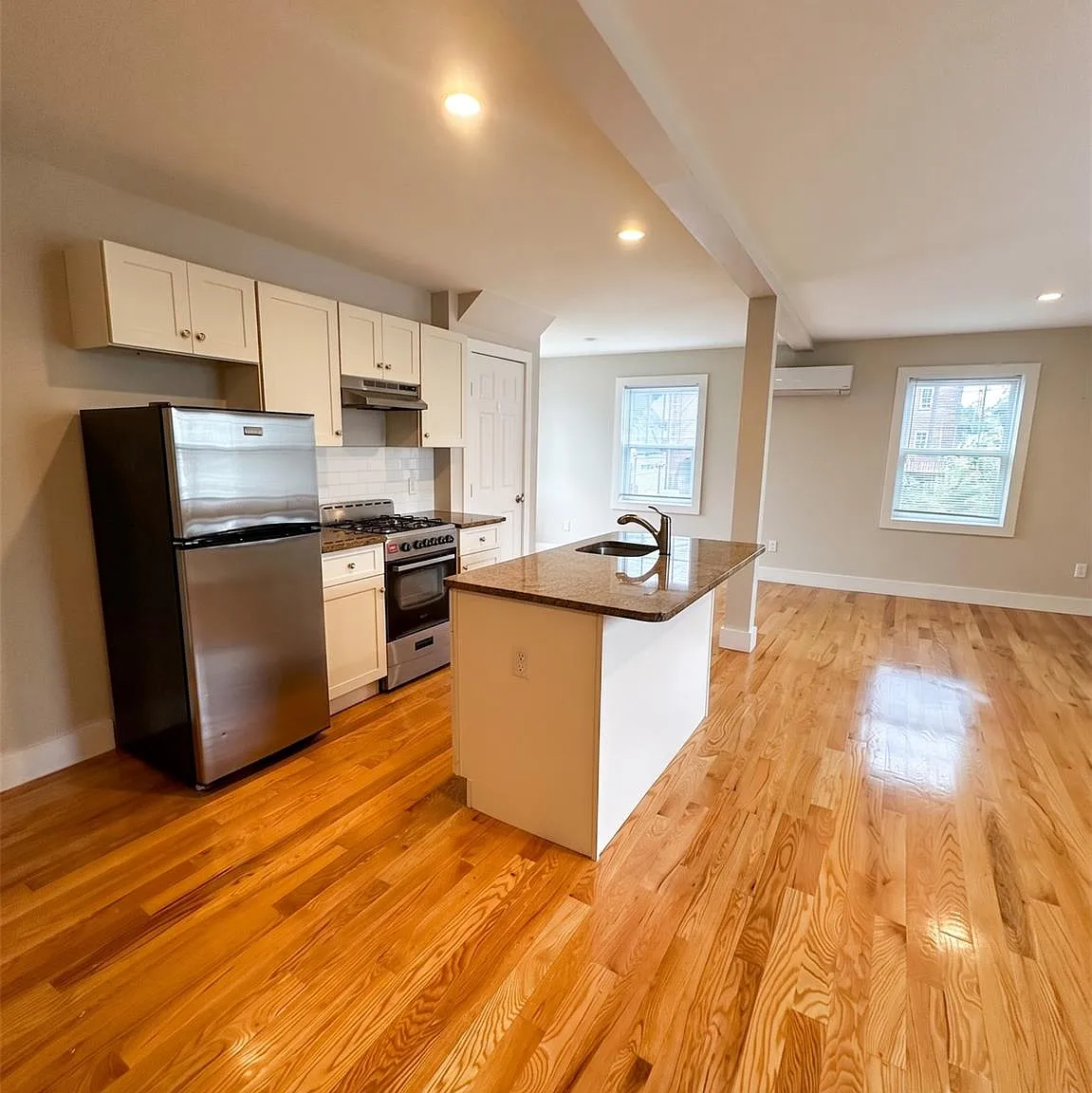 1 bed, 1.0 bath, 700 sqft, $1,950 — Photo 2