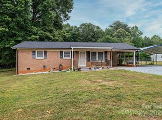 36 Hillcrest Ln, Hickory, NC 28601