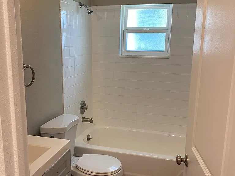 421 Baker Ave — Photo 7