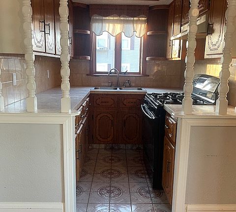 4th image of 1553 Rodman St