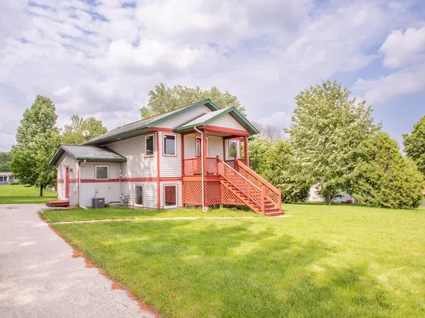 102 Moundview St, Cobb, WI 53526