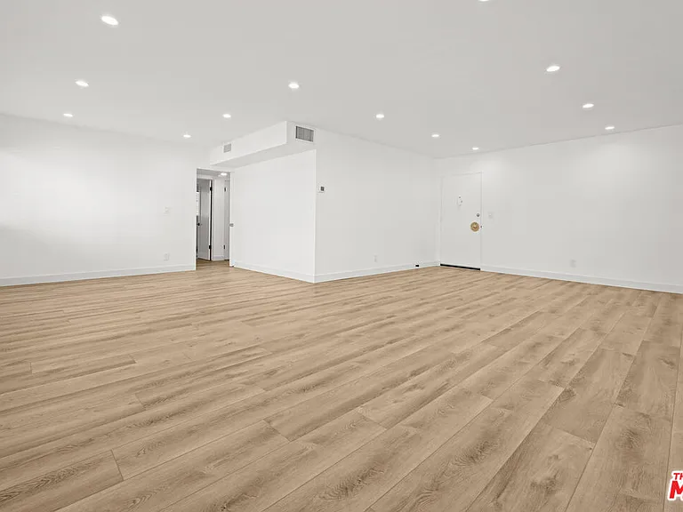 136 S Palm Dr #201 — Photo 6