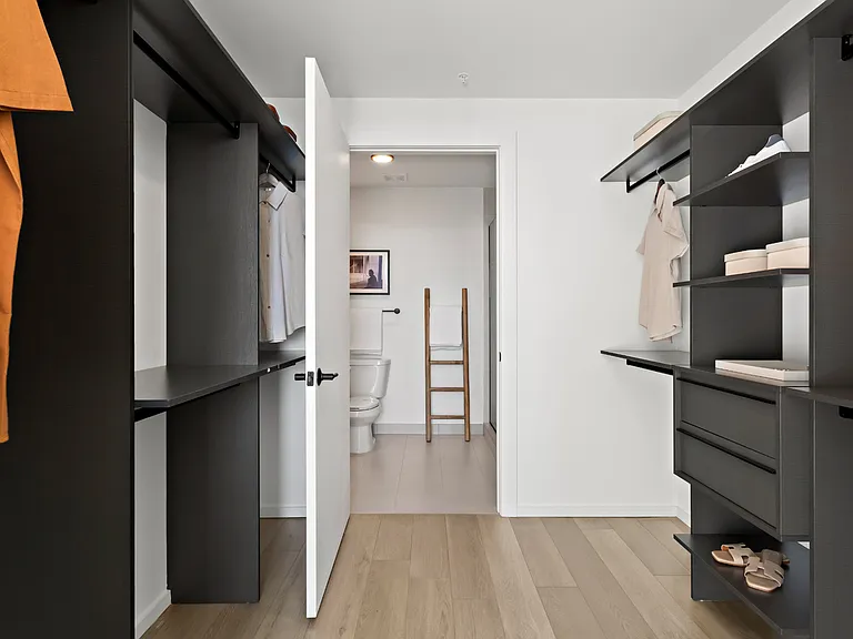 Unit 2004_Closet