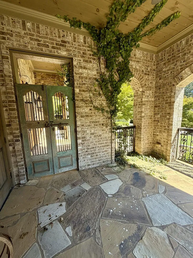 3 Bed / 3 Bath Beautiful Home In Longstreet Hills! — Photo 2