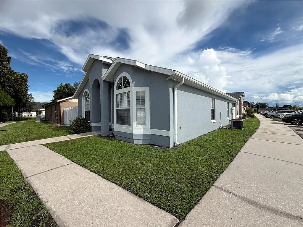 4 bed, 2.0 bath, 1263 sqft, $1,900 — Photo 3