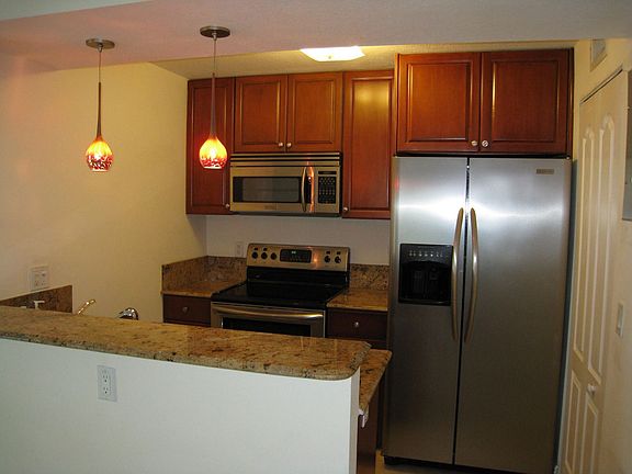4th image of 2752 W Trade Ave #C