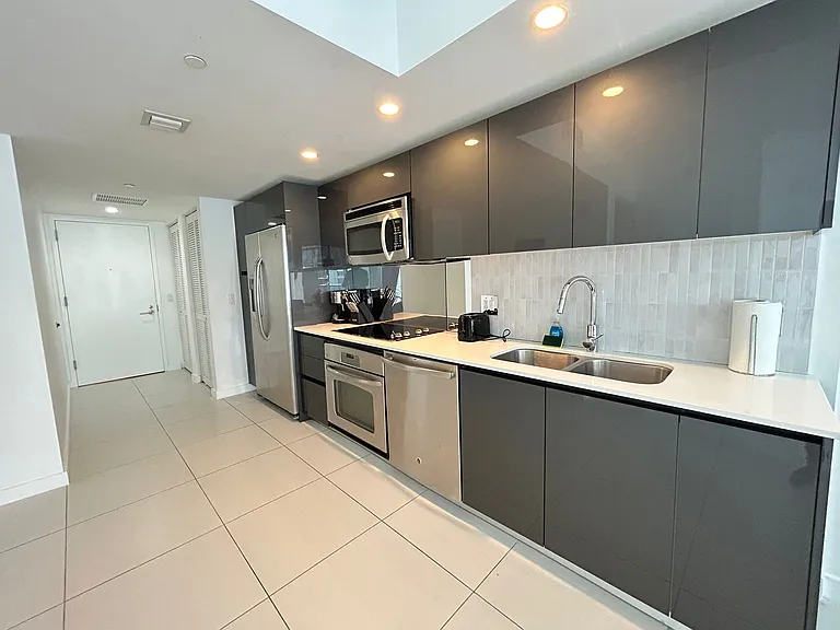 31 SE 6th St #1703 — Photo 7