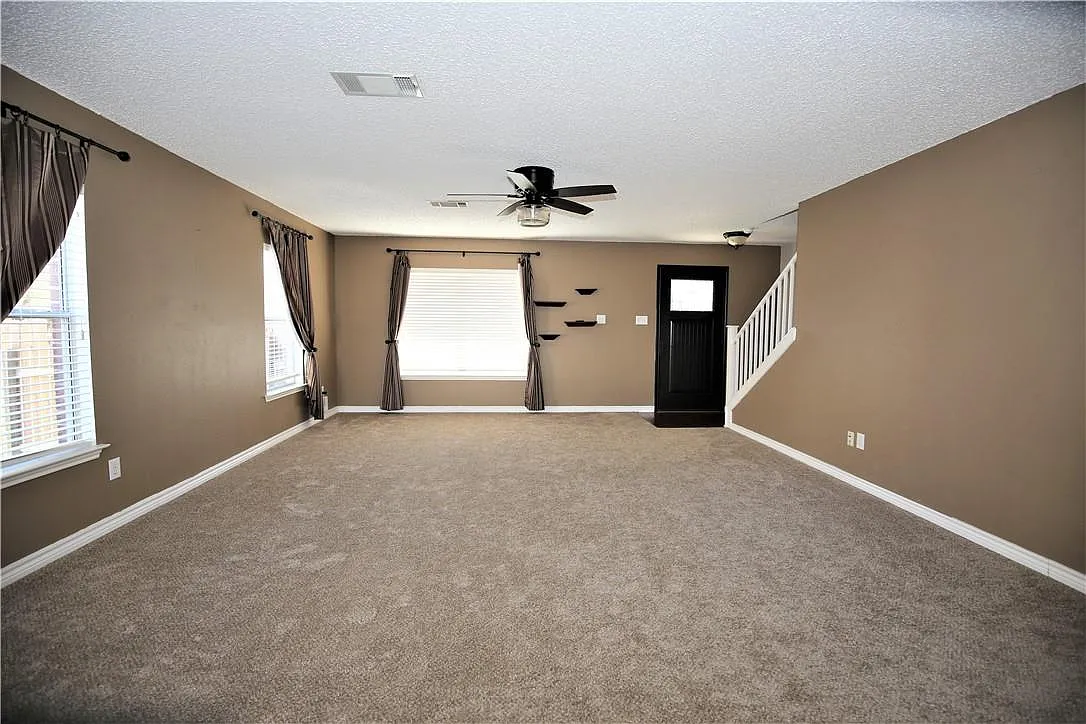 4 bed, 2.5 bath, 2583 sqft, $2,295 — Photo 3