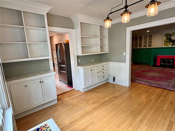 4th image of 204 Avenue F