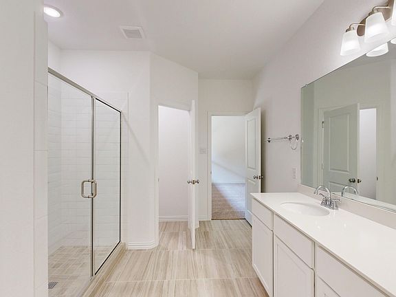 5th image of 1009 Western Hills Dr