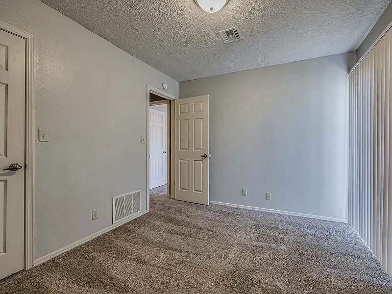 Lexington Commons - Bedroom