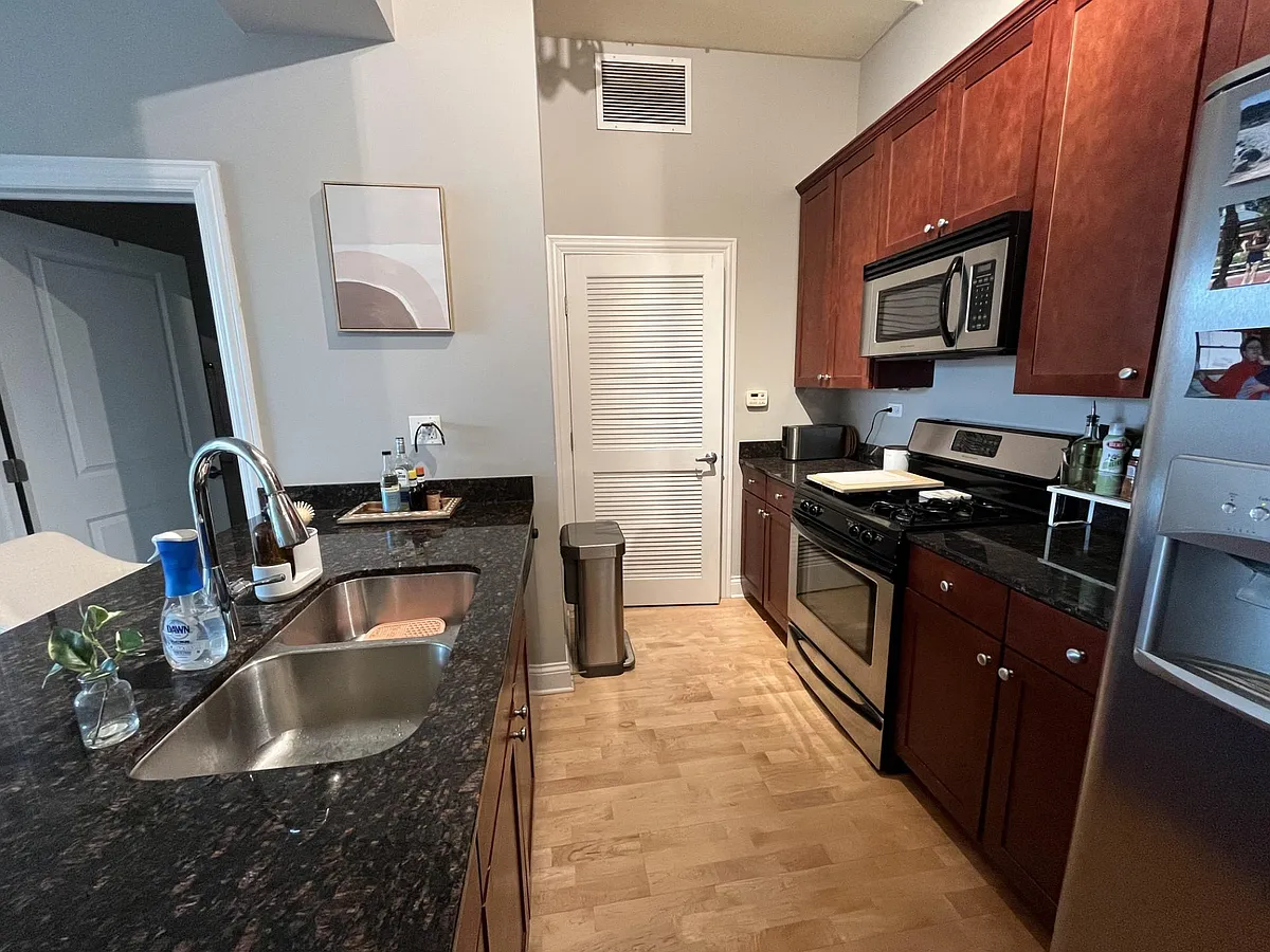 Building Photo - 4814 N Clark St #504