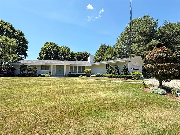 37 Stephen Pl — Photo 3
