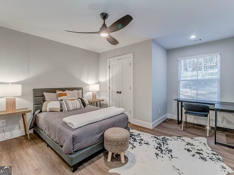 77 Chateau Dr — Photo 48