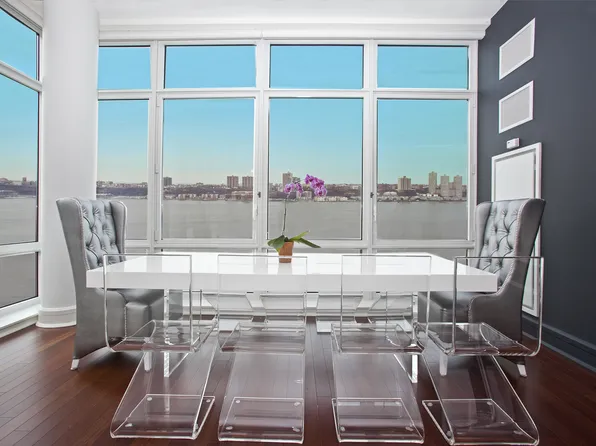 60 Riverside Boulevard image 4 of 16