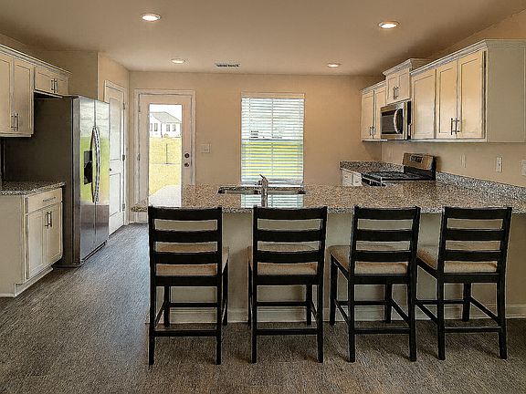 Kitchen and bar/eat-in