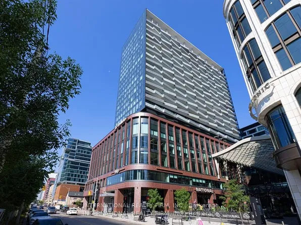 480 Front St W #1703, Toronto, ON M5V 0V5