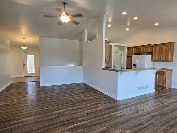 Vaulted ceiling, can lights, freshly painted, open kitchen.