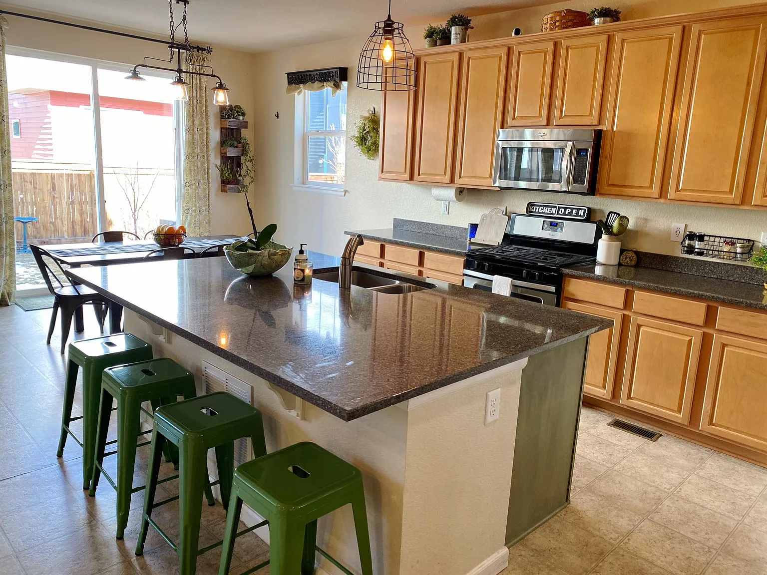 5 bed, 2409 sqft, $4,120 — Photo 4
