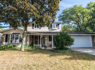 588 Bristol Ln, Elk Grove Village, IL 60007
