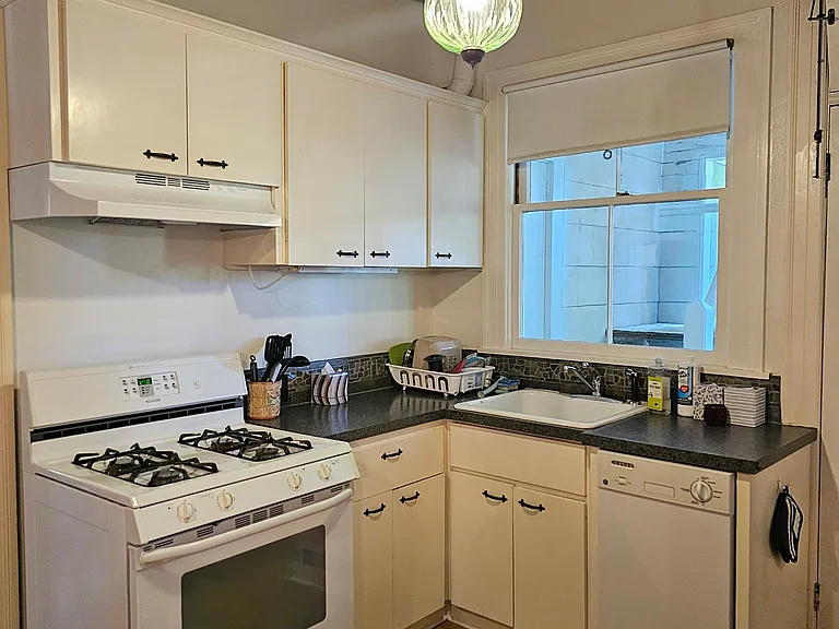 307 NE Graham St — Photo 15