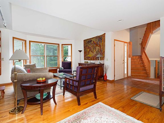 5th image of 688 Traver Rd