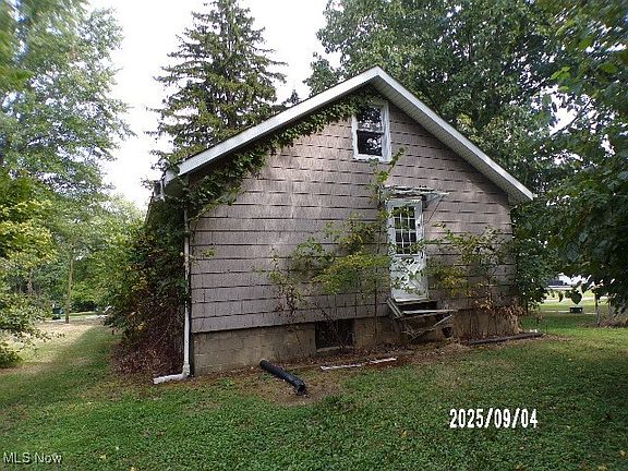 3rd image of 6311 Roselawn Ave
