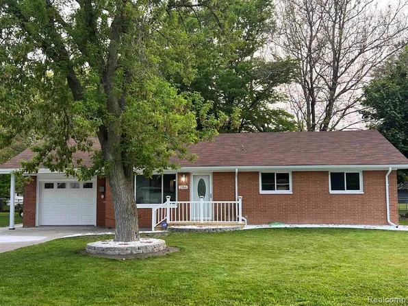 2966 Burlington Dr, Saginaw, MI 48601
