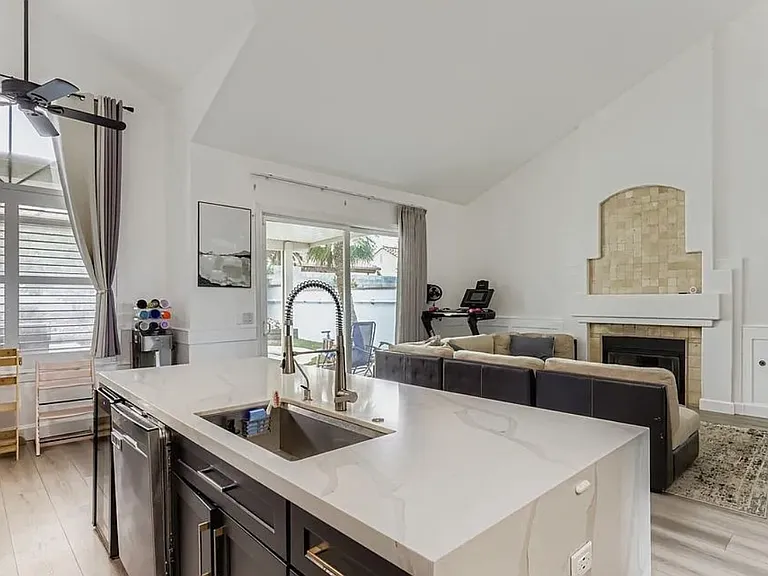 2743 Woodbine Ave — Photo 4