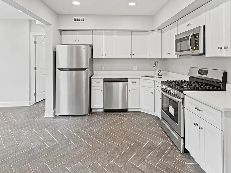 731 E Elm St — Photo 11