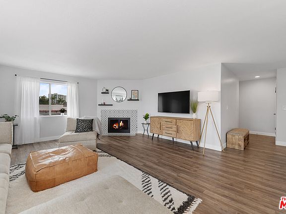 3rd image of 923 E Ocean Blvd Unit 9