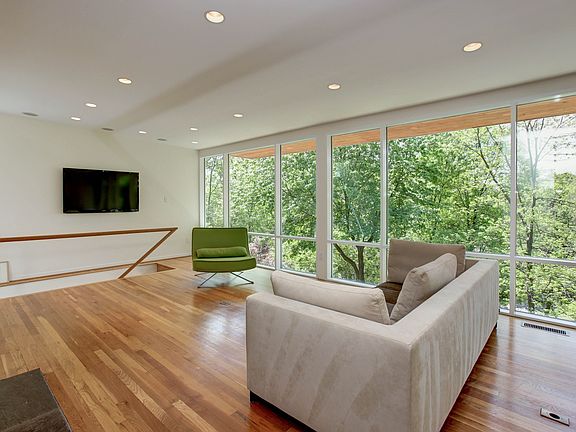 5th image of 2212 Whiteoaks Dr