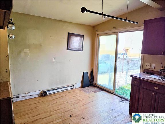 5th image of 547 N Silk St