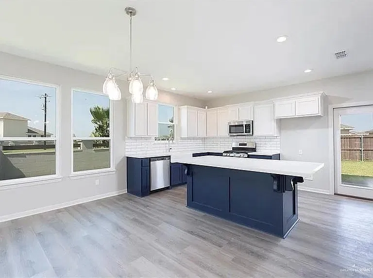 4 bed, 2.5 bath, 1849 sqft, $2,100 — Photo 2