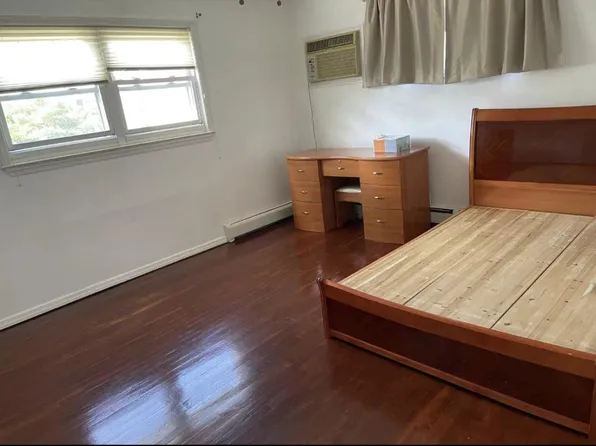 7 Lawrence St, Woodbridge, CT 06525