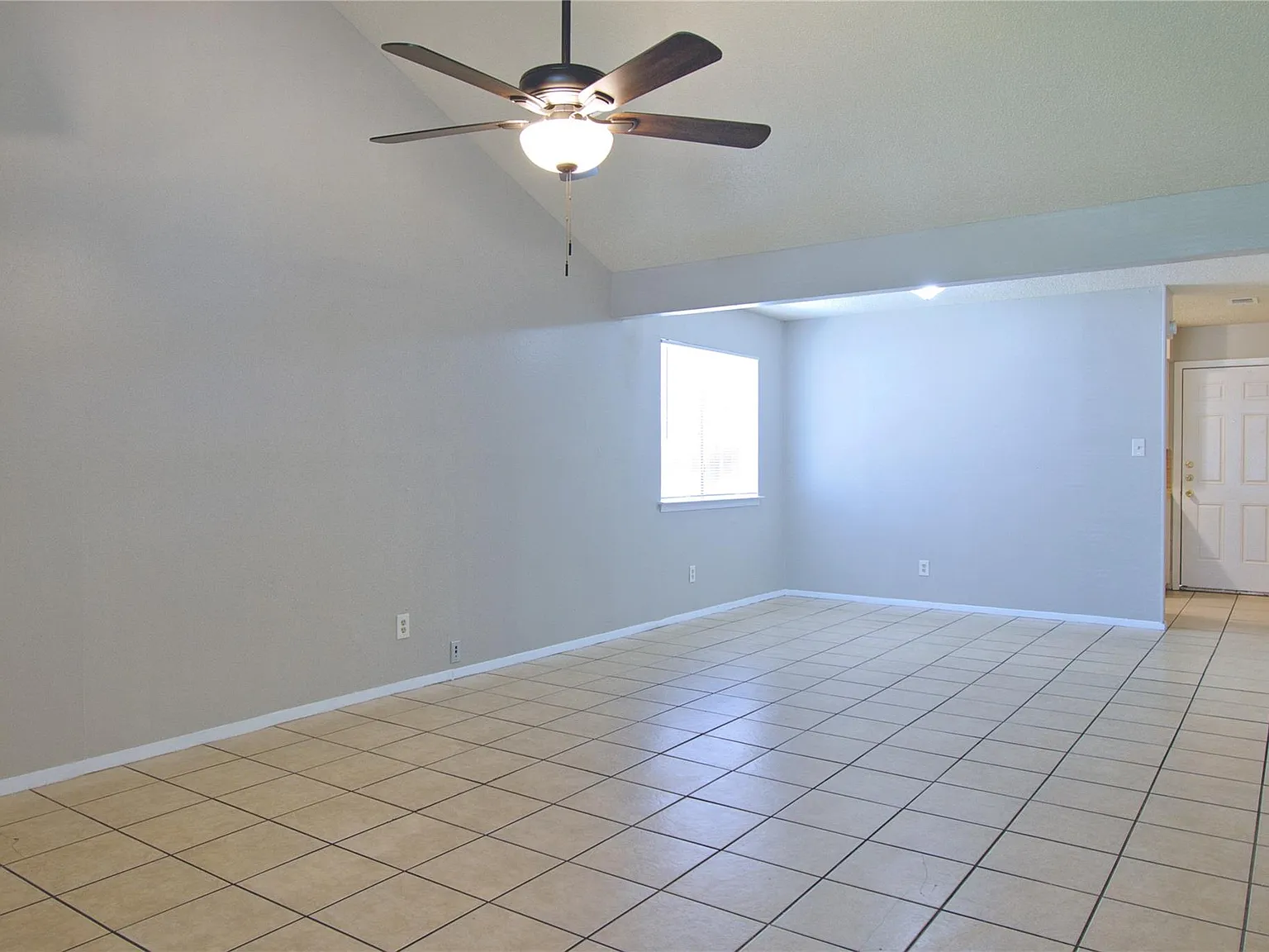 3 bed, 2.0 bath, 1320 sqft, $1,550 — Photo 4