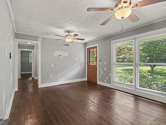 4th image of 924 Greenbriar Pl