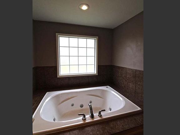 Xl jacuzzi tub 