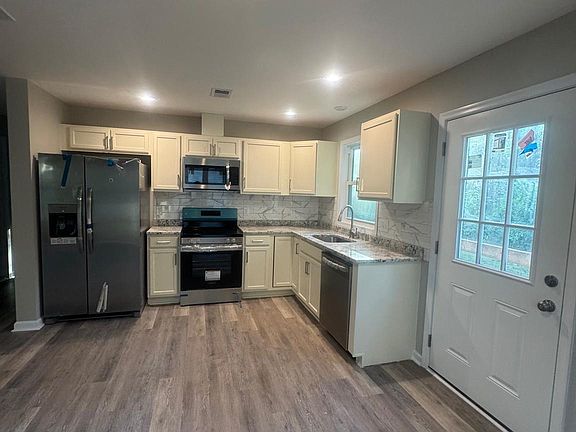 5th image of 191 Woodbine Dr