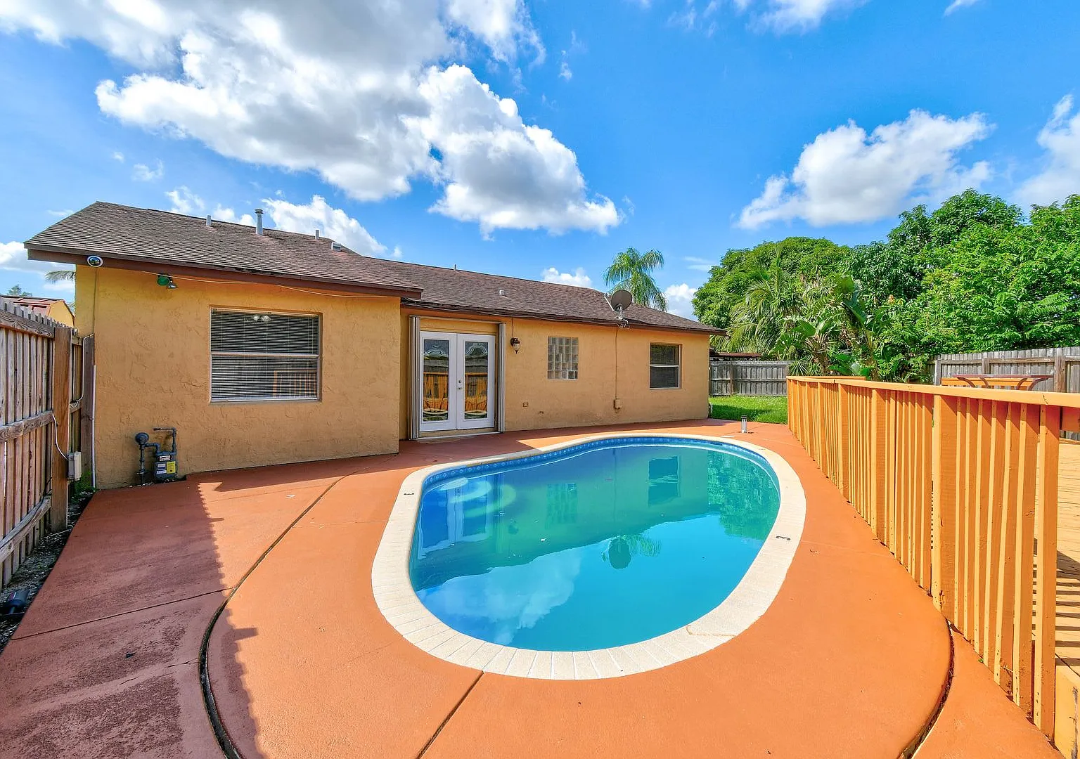 Move In Made Simple: Pay only the first month and security deposit ! — Photo 2