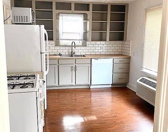 3rd image of 227 E Daws St