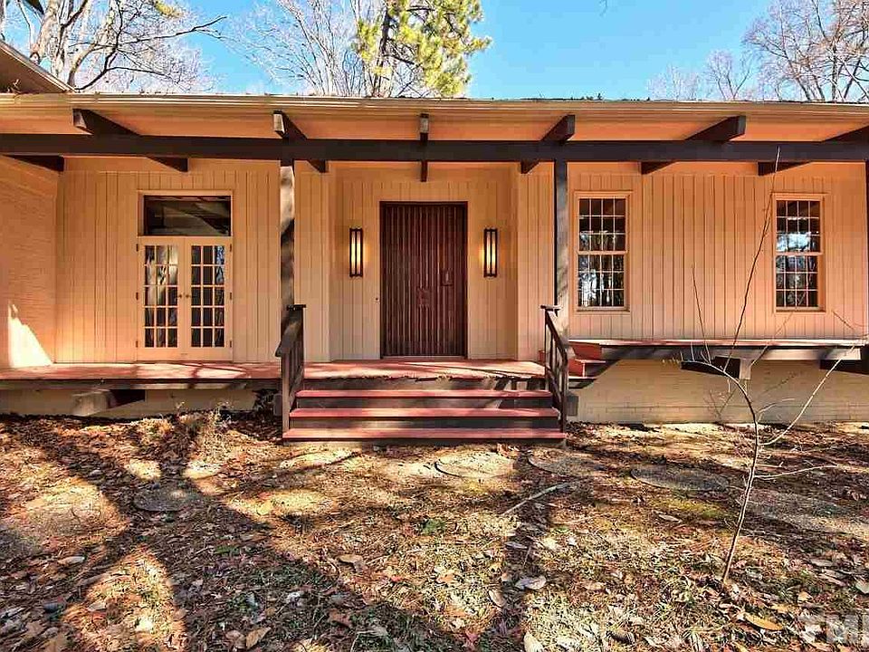 1st image of 302 N Estes Dr