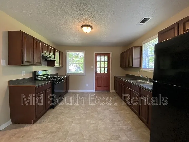 1812 S Summit St — Photo 3