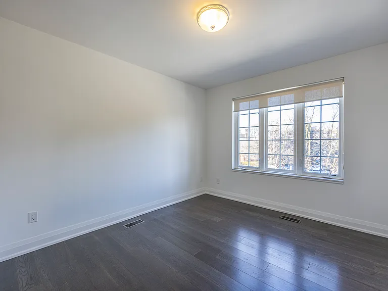 130 Raglan Ave — Photo 10